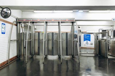 Paris, Fransa - 7 Eylül 2025: Metalik döner kapılar ve modern bilet doğrulama sistemlerinin yer aldığı Paris metro istasyonunun giriş turnikeleri