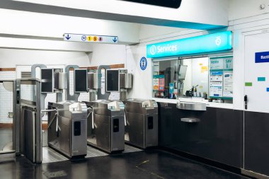 Paris, Fransa - 7 Eylül 2025: Paris metro istasyonundaki bilet engelleri ve RATP servis sayacı, metalik turnikeler, bilet makineleri ve metro hatları 1, 5 ve 8 için tabela