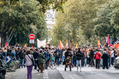 Paris, Fransa - 10 Eylül 2025: Sancaklı ve bayraklı göstericiler kent merkezinde düzenlenen bir protesto sırasında yürüyorlar.