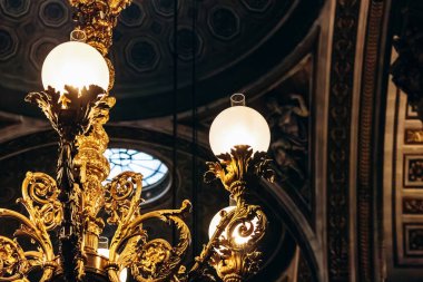 Paris, Fransa - 10 Eylül 2025: Paris 'teki La Madeleine Kilisesi' nin iç manzarası, süslü altın avizeleri, ayrıntılı ahşap heykelleri ve mermer heykelleri sergilenmektedir.