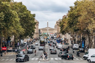Paris, Fransa - 10 Eylül 2025: Madelaine Kilisesi 'nden Concorde Meydanı' na ve Ulusal Meclis 'e doğru.
