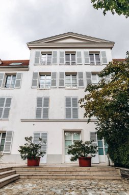 Paris, Fransa - 11 Eylül 2025: Montmartre, Paris 'te La Folie Sandrin Caddesi 22 numarada tarihi bina
