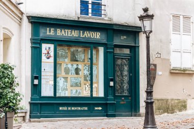 Paris, Fransa - 11 Eylül 2023: Montmartre 'deki tarihi Bateau-Lavoir binası, bir zamanlar Picasso ve diğer ünlü sanatçıların evi