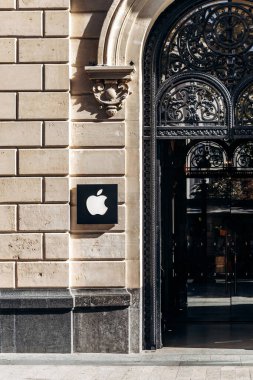 Paris, Fransa - 12 Eylül 2025: Champs-Elysees 'deki Apple Mağazası tarihi binalarda modern Apple logoları ile süslü taş cephe ve işlenmiş demirden giriş.