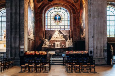 Paris, Fransa - 12 Eylül 2025: Paris 'teki tarihi Saint-Sulpice Kilisesi' nin iç manzarası