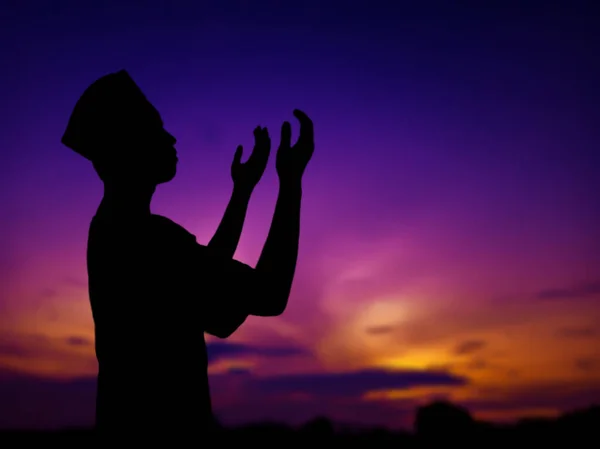 穆斯林男子在山上向真主祈祷的轮廓 带着美丽的自然日落全景 注重人 — 图库照片