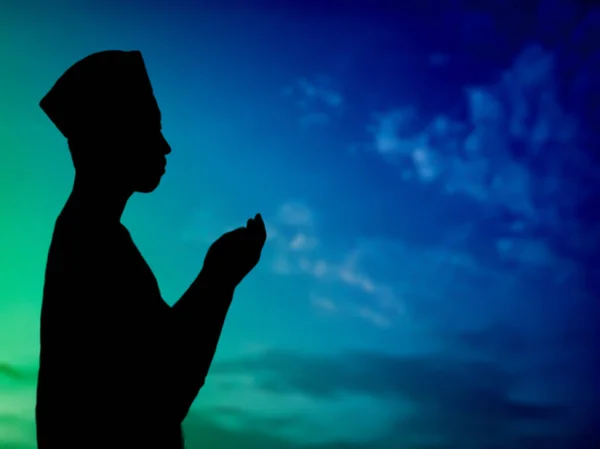 Silhouette Eines Muslimischen Mannes Der Auf Einem Hügel Allah Betet — Stockfoto