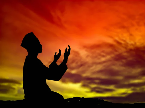 Concetto Silhouette Dell Uomo Musulmano Che Prega Allah Sulla Collina — Foto Stock