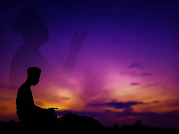 Silueta Concepto Hombre Musulmán Rezando Allah Colina Con Hermoso Panorama —  Fotos de Stock