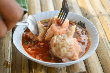 Lezzetli Mie Pentol Bakso 'yu yemek için çatal ya da beyaz kasede köfte çorbası. Geleneksel Bakso Endonezya Yemeği. Köfteye, Gürültüye, teşhir ve benzerlerine odaklan.