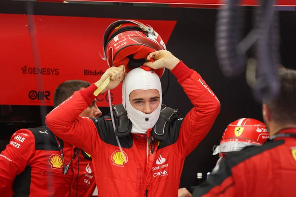 Charles Leclerc Mon Ferrari Durante Preparativi Nella Sua Ferrari Box — Foto Stock