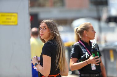 Monako GP Paddock 2023 'te asma doktorluk yapan bir kız.