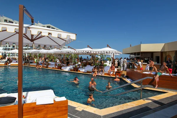 Nikki Plajı 'nda parti havuzu - Montecarl Fairmont Oteli Terası