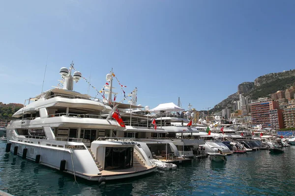 Monaco Limanı Insanlarla Kızlarla Yatla Parçalarla — Stok fotoğraf