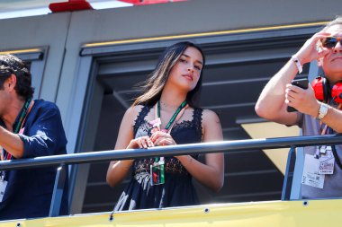 Alexandra Saint Mleux (FRA) Charles Leclerc (MON) Ferrari F1-23 kız arkadaş