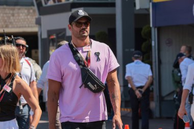 Çayırda misafir var.