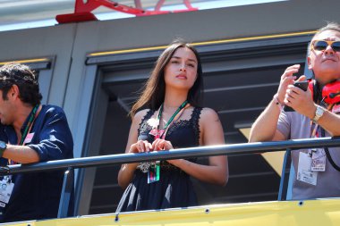 Alexandra Saint Mleux (FRA) Charles Leclerc (MON) Ferrari F1-23 kız arkadaş