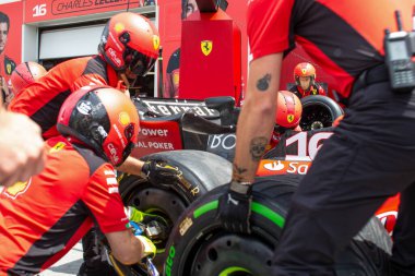  Scuderia Ferrari iş başında.