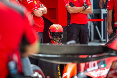  Scuderia Ferrari iş başında.