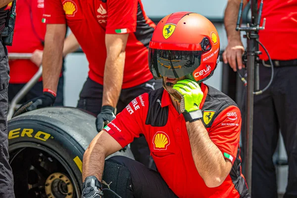 Механики Scuderia Ferrari Работой — стоковое фото