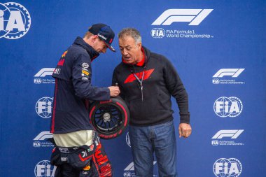  Max Verstappen (NED) Redbull Racing RB19 Poleman ile Jean Alesi (FRA) eski F1 Drive Kanada GP 2023 'te Circuit Gilles Villeneuve - Montreal, Quebec, Kanada