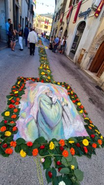 Processione dei Ceri ed infiorata / geçit töreni mumlar ve çiçek sergisi - Padua 'nın aziz Anthony heykeli, sadık Rieti' nin omuzlarında, İtalya