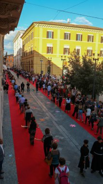 Processione dei Ceri ed infiorata / geçit töreni mumlar ve çiçek sergisi - Padua 'nın aziz Anthony heykeli, sadık Rieti' nin omuzlarında, İtalya