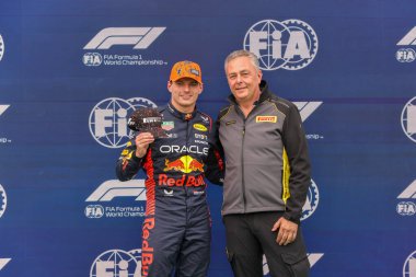 Max Verstappen (NED) Redbull Racing RB19 ve Mario Isola (ITA) Pirelli - kutlama direği pozisyonu