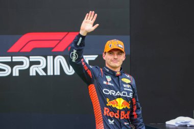 Max Verstappen (NED) Redbull Racing RB19 kutlama direği pozisyonu