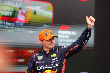  Max Verstappen (NED) Redbull Racing RB19 Saturda Sprint Race podyumunu kutluyor