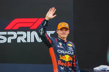 Max Verstappen (NED) Redbull Racing RB19 kutlama direği pozisyonu