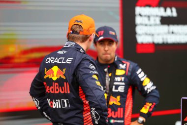  Max Verstappen (NED) Redbull Racing RB19 ve Sergio Perez (MEX) Redbull Racing RB19 podyum seremonisi