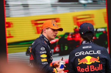  Max Verstappen (NED) Redbull Racing RB19 ve Sergio Perez (MEX) Redbull Racing RB19 podyum seremonisi