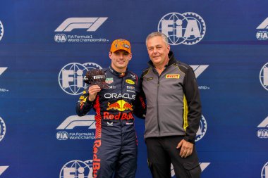Max Verstappen (NED) Redbull Racing RB19 ve Mario Isola (ITA) Pirelli - kutlama direği pozisyonu