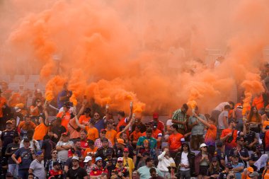 Max Verstappen (NED) Kırmızı Boğa Yarışı RB19 destekçileri fişekler ve turuncu dumanla