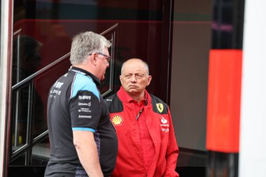 Frederic Vasseur (FRA) - Scuderia Ferrari Ekibi Müdürü Otmar Szafnauer (ABD) - Alp F1 Ekibi Principa