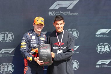 İngiltere 'nin Silverstone kentindeki Britanya pratisyen hekimliği sırasındaki kutlama pozisyonu