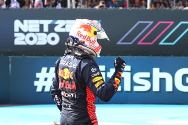 İngiltere 'nin Silverstone kentindeki Britanya pratisyen hekimliği sırasındaki kutlama pozisyonu