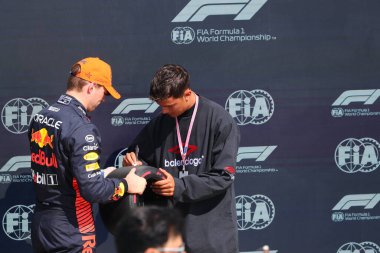 İngiltere 'nin Silverstone kentindeki Britanya pratisyen hekimliği sırasındaki kutlama pozisyonu