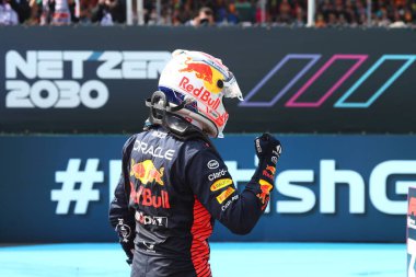 İngiltere 'nin Silverstone kentindeki Britanya pratisyen hekimliği sırasındaki kutlama pozisyonu