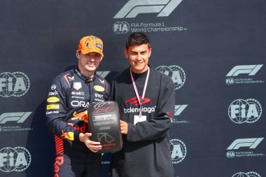 İngiltere 'nin Silverstone kentindeki Britanya pratisyen hekimliği sırasındaki kutlama pozisyonu