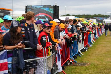 Paddock entr 'de sürücüleri bekleyen destekçiler