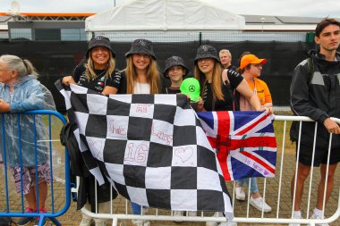 Paddock entr 'de sürücüleri bekleyen destekçiler