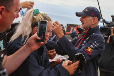 Adrian Newey (ITA) Kahin Red Bull Yarış Teknik Direkt