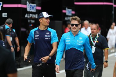 Logan Sargeant (USA) Williams Racing ve Alexander Albon (IND) Williams FW4