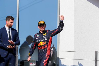 Lando Norris (GBR) McLaren MCL60 Max Verstappen (NED) Redbull RB19 ve Sergio Perez (MEX) Redbull Racing RB19