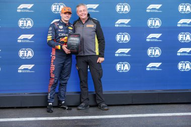  Max Verstappen (NED) Redbull Racing RB19 ve Mario Isola (ITA) Pirelli Motorspor