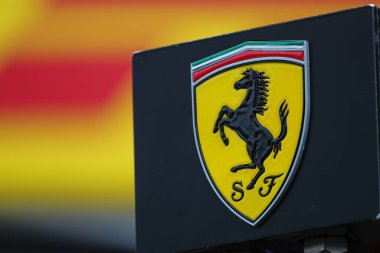  Pitlane üzerinde Scuderia Ferrari logosu