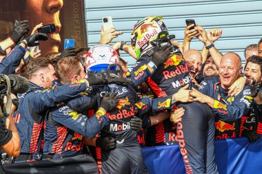  Max Verstappen (NED) Redbull Racing RB19 ve Sergio Perez (MEX) Redbull Racing RB19 rac 'tan sonra mekaniklerle tezahürat yaptılar