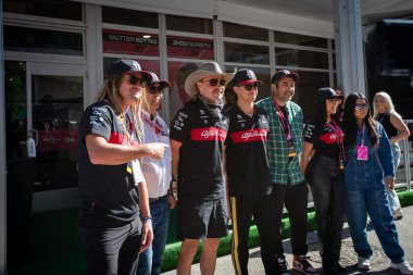  Valtteri Bottas (FIN) Alfa Romeo C43 ve Guanyu Zhou (CIN) Alfa Romeo C43 Alfa Romeo F1 Takım ORLEN Konuğu